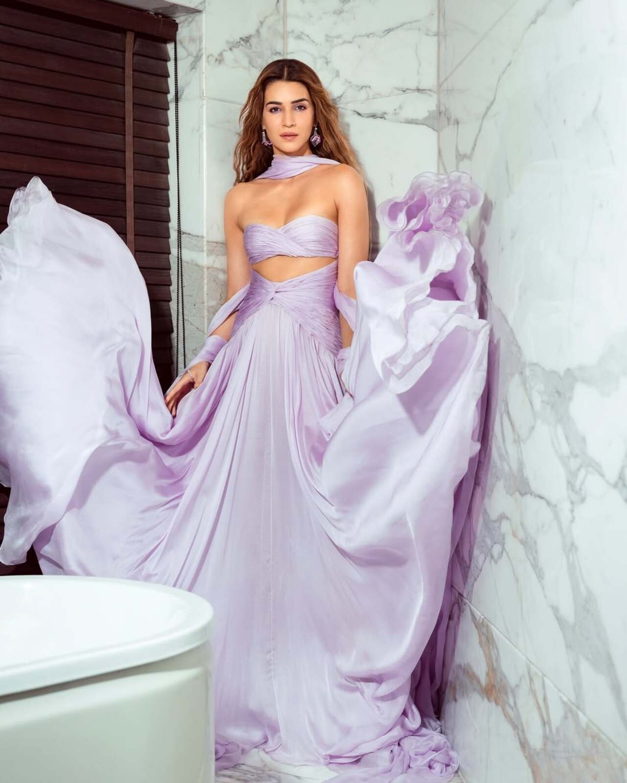 Live your fairytale dream with a lavender lehenga that isn't heavy yet makes you look like a diva. Kriti Sanon aces this dreamy and heavenly in this modern-day shaadi season look